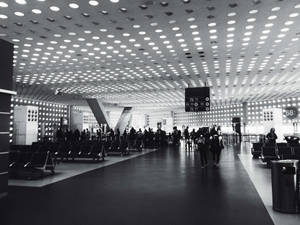 黑白機場航廈，有旅客和圖案天花板燈。 — 機場 壁紙