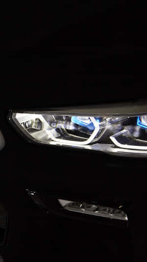 夜間汽車發光的車頭燈特寫。 — 暗黑風格 壁紙