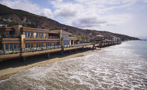 豪華海灘度假村，享有海景和翻騰的海浪 — 海灘度假 壁紙