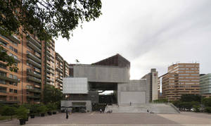 現代混凝土建築，玻璃外牆，城市廣場，有人和樹木
