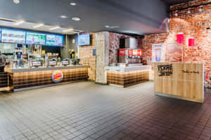 漢堡王速食餐廳內部，設有磚牆和數位菜單看板。 — 漢堡王 壁紙
