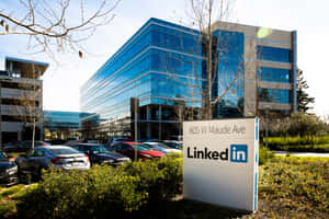 LinkedIn企業總部，玻璃外牆和停車場。 — MacBook Air 15 壁紙