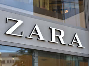玻璃幕牆上的ZARA服裝店標誌。 — Zara 壁紙