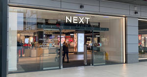 NEXT服裝店入口，玻璃門，可見內部陳列。 — 購物 壁紙