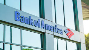 Bank of America 企業大樓，配有玻璃窗和藍色標誌 — 一护卍解 壁紙
