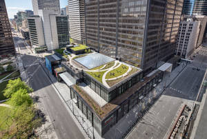 城市中帶有綠色屋頂花園的現代玻璃建築的鳥瞰圖。 — 塔橋 壁紙