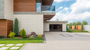 現代房屋，設有玻璃陽台和景觀花園，在藍天下。 — 改裝摩托車 壁紙