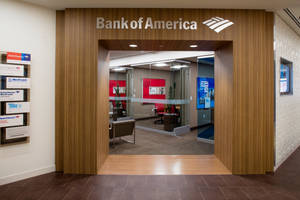 Bank of America 分行入口，採用木質和玻璃設計。 — 外灘群島 壁紙