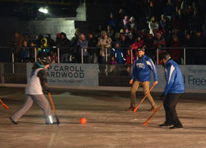 夜間比賽中，冰上 broomball 球員在溜冰場上，人群觀看。 — 運動 壁紙