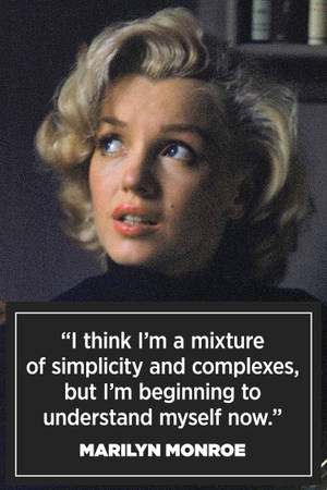 瑪麗蓮夢露抬頭看著關於自我理解的引文。 — 瑪麗蓮夢露 GIF 壁紙