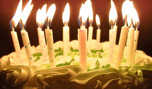 生日蛋糕，蠟燭點燃，在黑暗中溫暖地發光。 — 蛋糕 壁紙