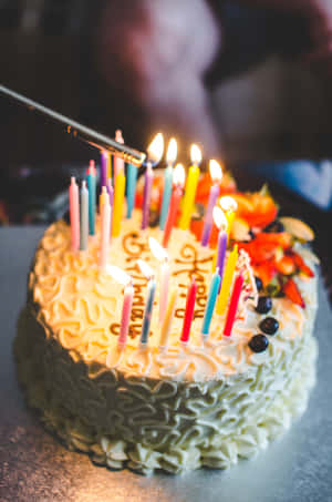 一個帶有燃燒蠟燭和水果裝飾的生日蛋糕。 — 生日快樂蛋糕 壁紙