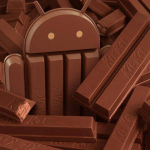用KitKat巧克力棒製成的巧克力Android吉祥物，周圍有破碎塊。 — 巧克力 壁紙