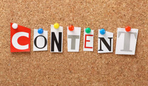 彩色紙字母拼出「content」釘在軟木板上。 — 黑板 壁紙
