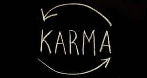 黑板上用粉筆繪製的「karma」一詞及圓形箭頭。 — 省電 壁紙