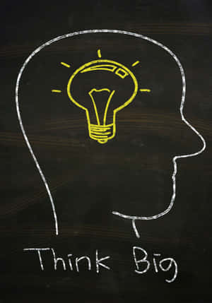 用粉筆在黑板上畫的頭部與燈泡，以及文字「Think Big」。 — IQOO Pad 壁紙