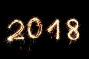 煙火的光芒在黑色背景上形成2018年。 — 新年快樂 2020 壁紙