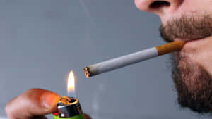 留鬍鬚的男子抽著香菸 — 抽菸 壁紙