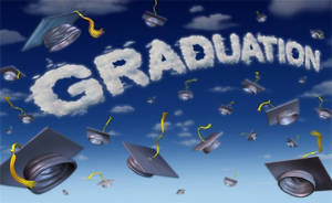 飛舞的畢業帽在天空下慶祝，天空中有雲朵組成的「graduation」字樣。