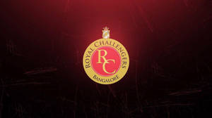 Royal Challengers Bangalore 板球隊標誌在深紅色刮痕背景上。 — 皇家挑戰者班加羅爾 壁紙