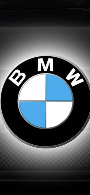 發光的BMW標誌在深色紋理背景上帶有背光。 — iPhone 18 Pro Max 壁紙