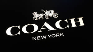 黑色背景上的Coach New York標誌，帶有馬和馬車 — 教練 壁紙