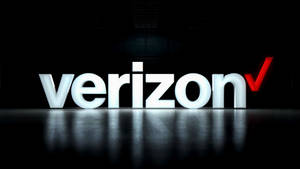 在反光黑色地板上以白色和紅色照亮的Verizon標誌字母。 — 威訊 壁紙