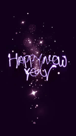 發光紫色Happy New Year文字在黑暗背景上閃爍星星 — 新年快樂 2020 壁紙
