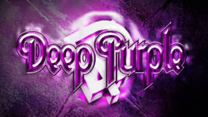 Deep Purple的發光紫色3D文字標誌，在深色背景上帶有電光效果。 — 暗紫色美學 壁紙