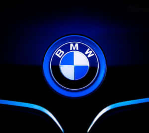 在深色汽車表面上帶有藍色燈光的發光BMW標誌。 — Mercedes-Benz 壁紙