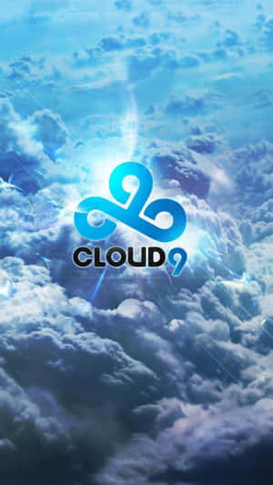 Cloud9電競標誌在明亮的藍天中與蓬鬆的白雲一起發光。 — 雲朵 壁紙
