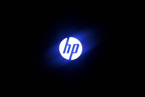 HP標誌在黑色背景上發出藍色光芒 — 最佳筆電 壁紙