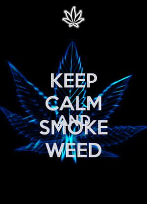 發光的藍色大麻葉，白色文字寫著 keep calm and smoke weed。 — 酷 壁紙