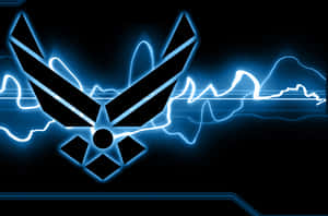 在深色背景上帶有電光效果的發光藍色空軍徽章。 — 空軍 壁紙