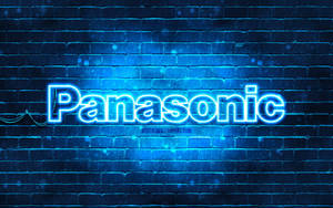 夜間潮濕磚牆上的藍色霓虹燈Panasonic標誌。 — 藍色美學電腦 壁紙
