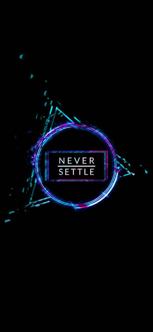 霓虹圓圈和三角形在黑色背景上框住「Never Settle」文字 — iPhone 14 Plus 壁紙