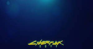深藍色背景上發光的黃色 Cyberpunk 2077 標誌。 — 藍色美學電腦 壁紙