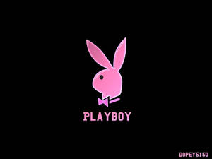 粉紅色Playboy兔子標誌，附有蝴蝶結和文字，黑色背景。 — 男孩 壁紙