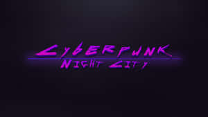深色背景上發光紫色文字的 Cyberpunk Night City 標誌 — 電馭叛客2077 壁紙