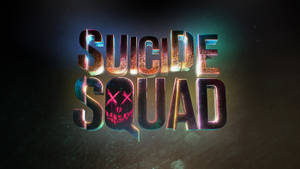 Suicide Squad 電影標題，帶有風格化 3D 文字的骷髏標誌。 — 自殺突擊隊 壁紙