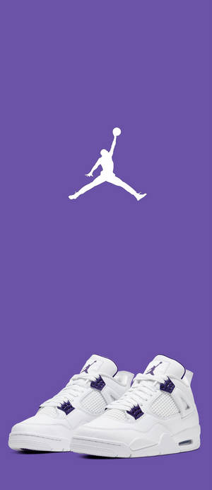 白色 Air Jordan 4 運動鞋，帶有紫色細節，紫色背景上有 Jumpman 標誌。 — Galaxy Z Flip 壁紙