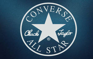 Converse Chuck Taylor All Star 標誌在藍色牛仔布紋理上。 — Converse 標誌 壁紙