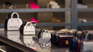 Balenciaga手提包陳列在高級商店的玻璃展示櫃中。 — 巴黎世家 壁紙