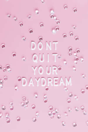 粉紅色背景，白色3D文字寫著「DON'T QUIT YOUR DAYDREAM」，周圍環繞著銀色水鑽。 — 小米平板 8 Pro 壁紙