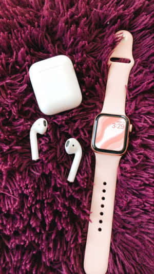 白色Apple AirPods及Watch在紫紅色地毯上 — 手錶 GIF 壁紙