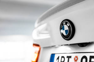 白色BMW汽車後方標誌的特寫，雨滴。 — Vans 標誌 壁紙