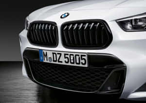 帶有黑色格柵和車牌的白色BMW汽車的前視圖。 — 酷車 壁紙