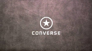 深棕色皮革紋理上的Converse標誌 — Converse 標誌 壁紙
