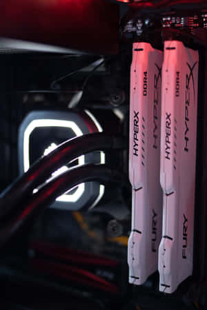 電腦機箱內帶紅色LED照明的白色HyperX RAM模組。 — 小米平板 9 Pro 壁紙
