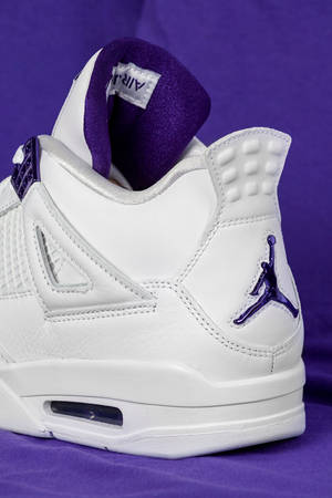 白色Jordan 4運動鞋，紫色細節，紫色背景。 — Jordan球鞋 壁紙